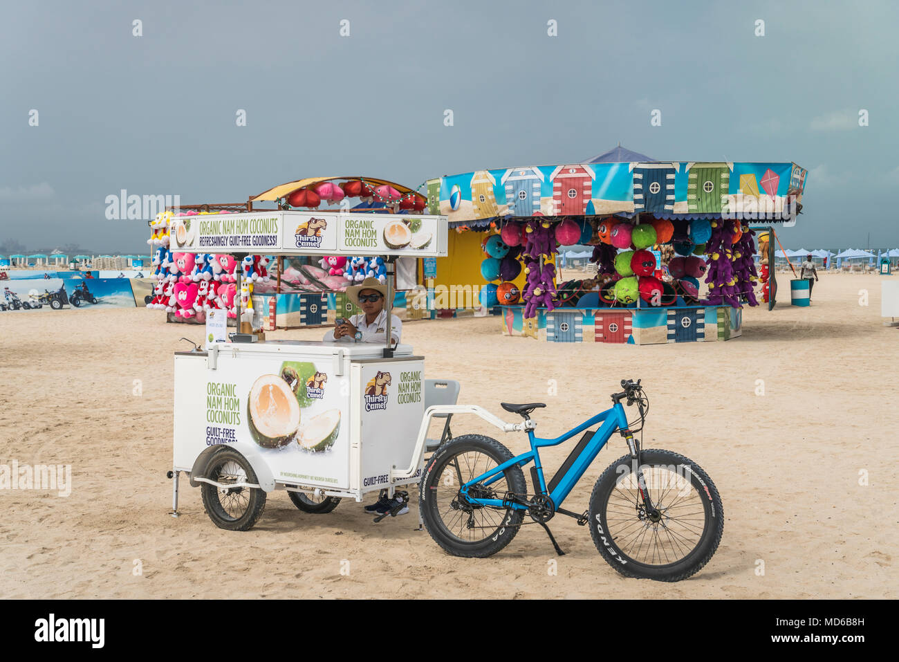 Kiosques de vendeurs d'aliments à Kite Beach, DUBAÏ, ÉMIRATS ARABES UNIS, au Moyen-Orient. Banque D'Images