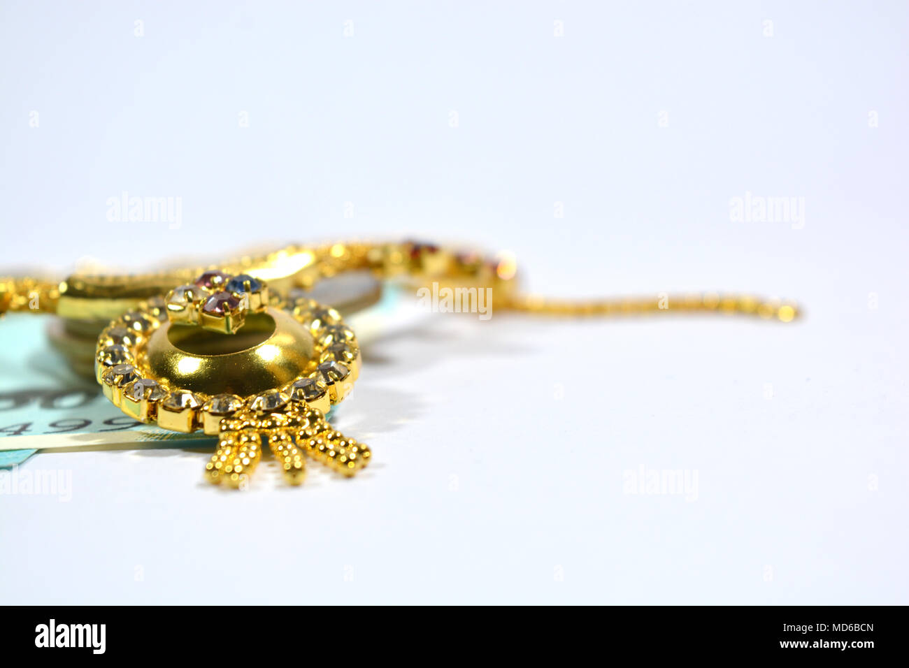 Nouveau 50 roupies indiennes avec des bijoux sur fond isolé Banque D'Images