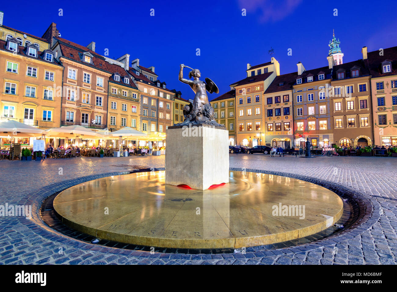 Vue nocturne de la statue en bronze de la sirène sur la place du marché de la vieille ville de Varsovie, entouré de vieilles maisons colorées, la Pologne. Banque D'Images