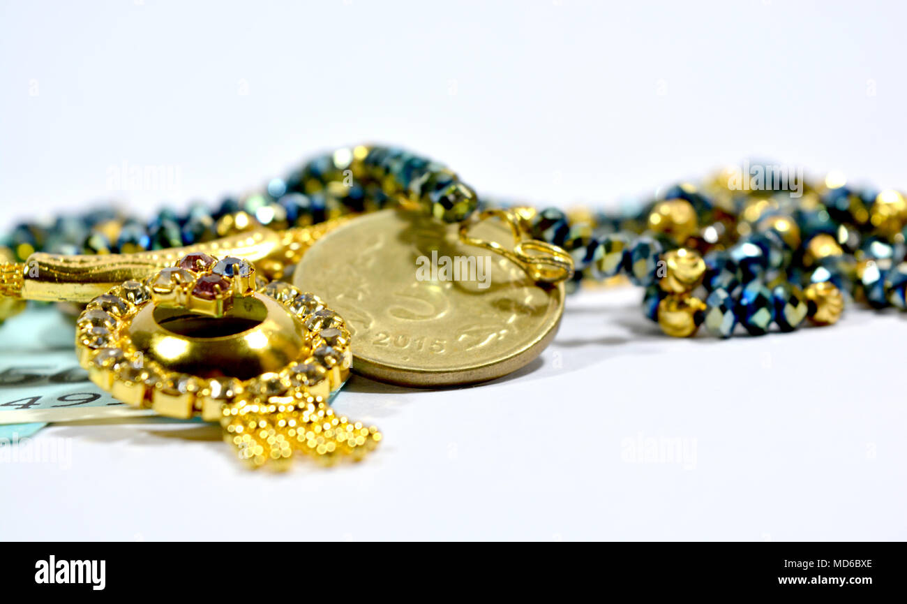 Nouvelle devise Roupies indiennes 50 10 rupess Coinswith et bijoux sur fond isolé Banque D'Images