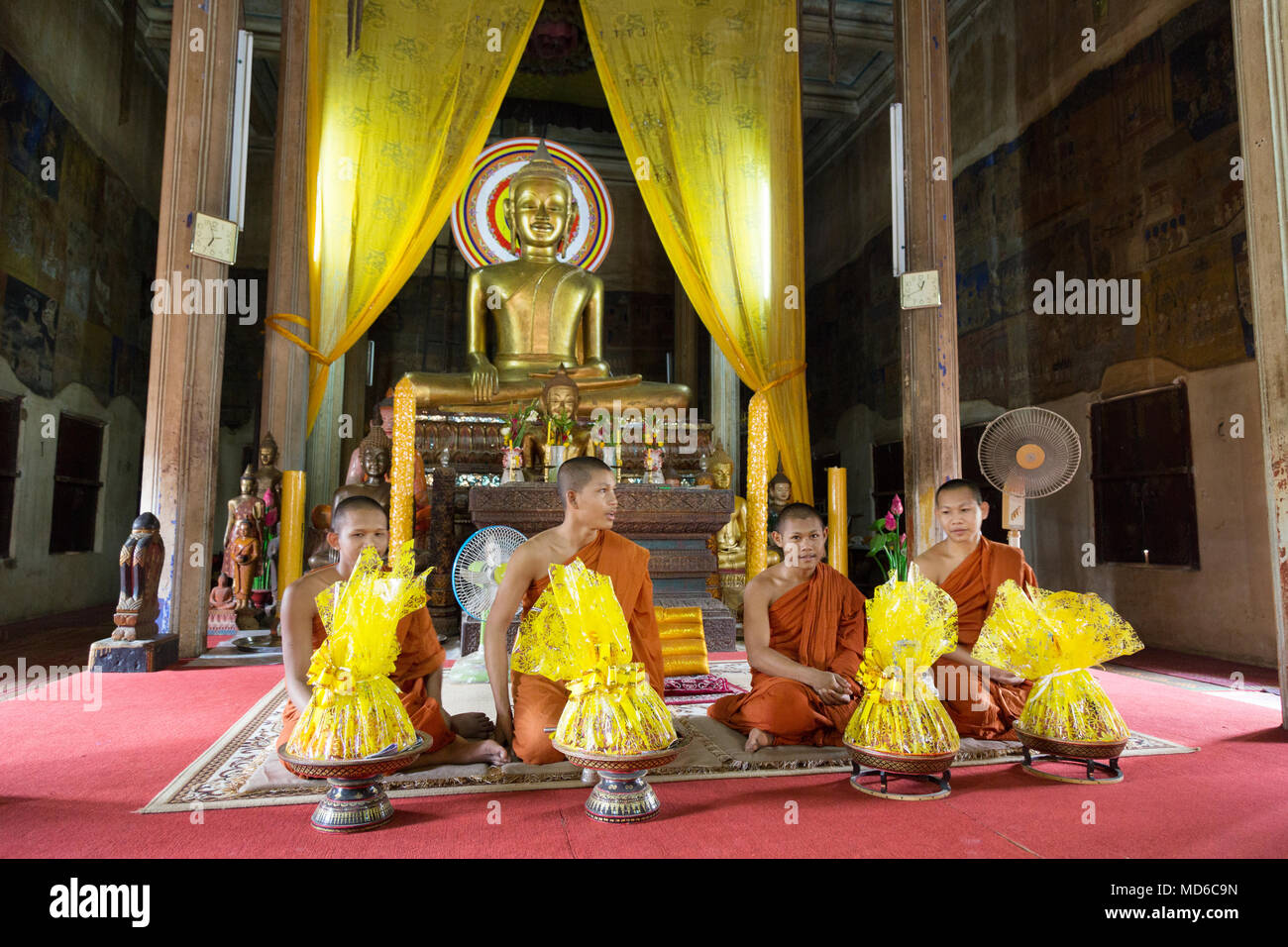 Cambodge - quatre moines moines bouddhistes au cours d'une cérémonie au temple d'un sanctuaire bouddhiste, Siem Reap, Cambodge Asie Banque D'Images