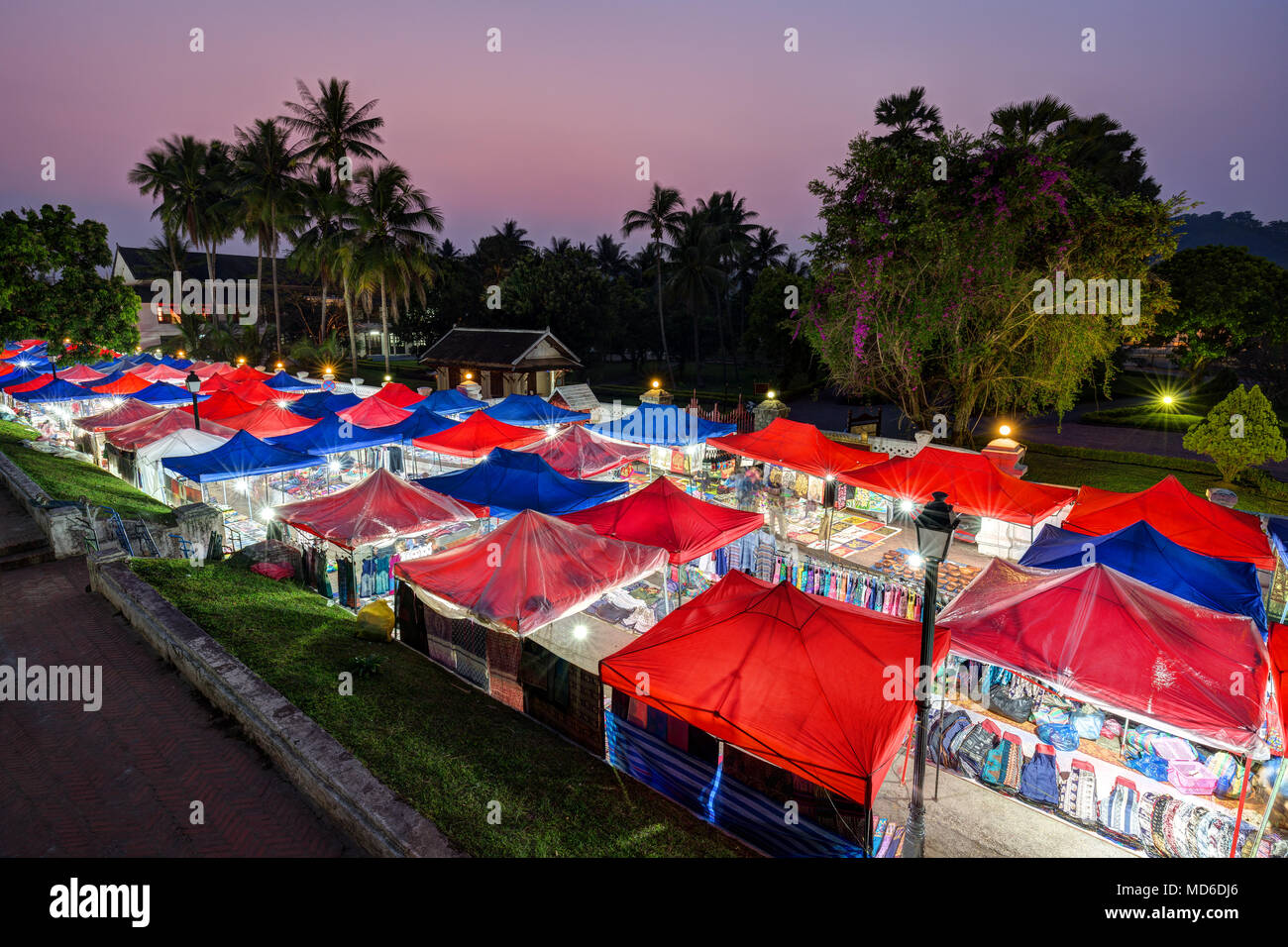 De nombreux étals éclairés au marché de nuit à Luang Prabang, Laos, vus du dessus au crépuscule. Banque D'Images