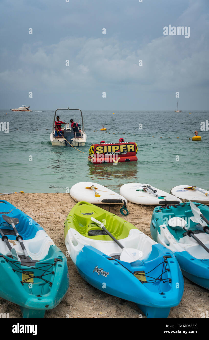 Kayaks colorés à Kite Beach, DUBAÏ, ÉMIRATS ARABES UNIS, au Moyen-Orient. Banque D'Images