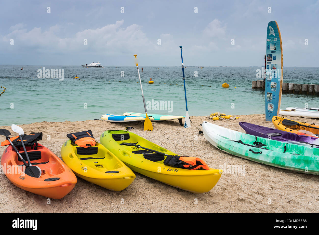 Kayaks colorés à Kite Beach, DUBAÏ, ÉMIRATS ARABES UNIS, au Moyen-Orient. Banque D'Images