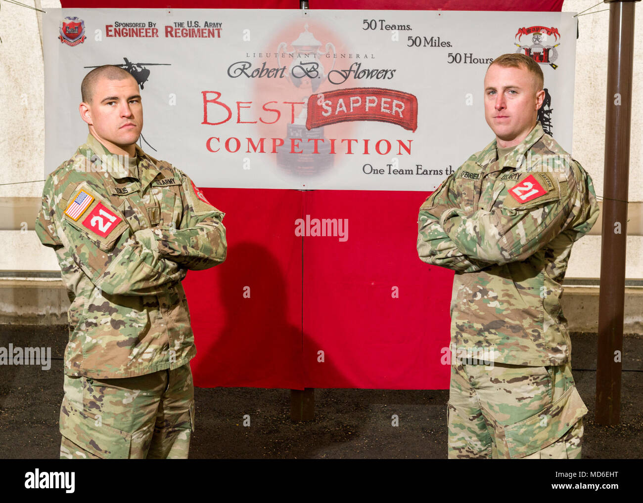 L'équipe 21 était une paire concurrente représentant le 1st Engineer Battalion de Fort Riley, Kansas, lors de la 12e compétition annuelle du lieutenant général Robert B. Flowers Best Sapper qui s'est déroulée du 16 au 18 avril 2018 à Fort Leonard Wood, Missouri. L'image d'archive documente le concours d'ingénieurs de l'armée américaine culminant avec une cérémonie de remise des prix le 19 avril à Gammon Field. Banque D'Images