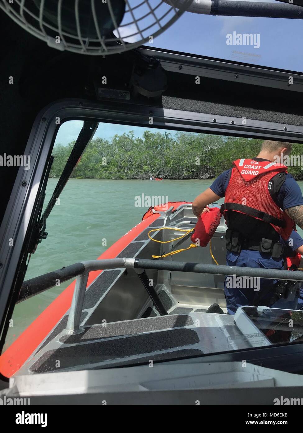 Une station de la Garde côtière canadienne Islamorada 33 pieds pour des fins spéciales d'application de la loi-boatcrew s'approche d'une famille dans l'eau Dimanche, 15 avril, 2018 dans son Blackwater près de Key Largo. Le boatcrew prit la famille à Gilberts Marina sans blessures déclarées. U.S. Coast Guard photo de Maître de 2e classe Gabriel Kaczoroski Banque D'Images