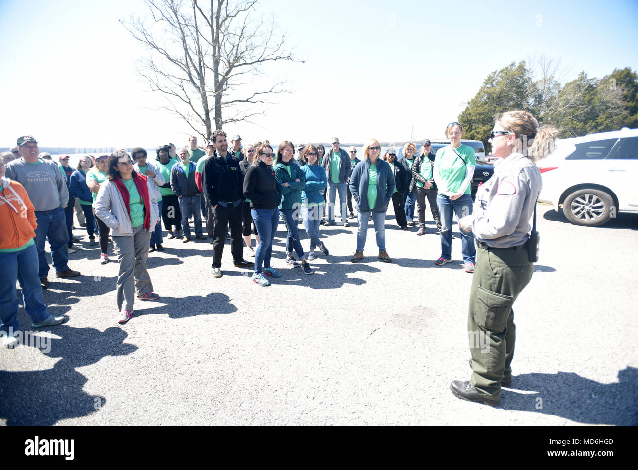 Orange Park Ranger Jones dirige 60 bénévoles de VF Solutions pour une journée de nettoyage de la Terre Mars 22, 2018 Événement à sept endroits de camping sur le littoral de J. Percy Priest Lake en Hermitage, au Tennessee La VF employés Solutions s'est associé à la U.S. Army Corps of Engineers du District de Nashville pour embellir le camping populaire avant la saison des loisirs 2018. (Photo par USACE Leon Roberts) Banque D'Images