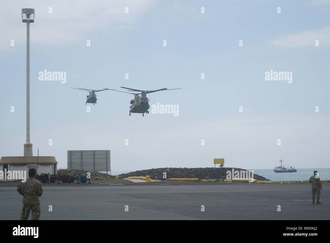 Le Boeing CH-47 Chinook est un hélicoptère de transport lourd bimoteur à rotor tandem produit pour les unités d'aviation de l'armée américaine. Le 16 mars 2018, deux hélicoptères CH-47 affectés à la compagnie B, 1er bataillon du 171e régiment d'aviation, approchent du quai 1 au port d'Honolulu pour un démontage partiel et une expédition vers les États-Unis continentaux avec le soutien du 777e bataillon de soutien à l'aviation. L'image d'archivage documente les procédures d'arrivée et de transfert. Banque D'Images