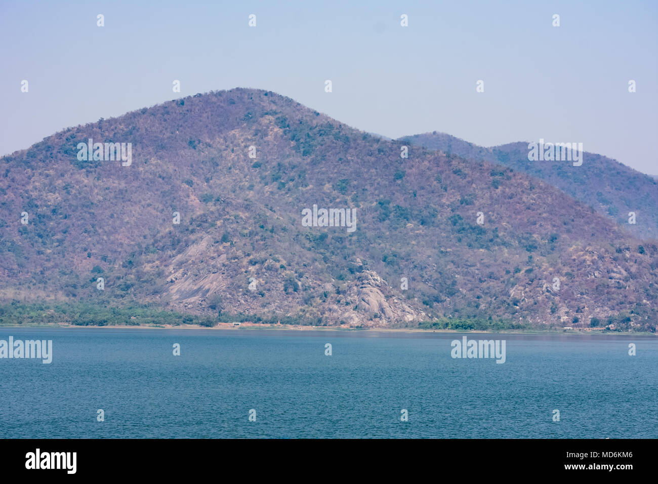 Fermer la vue de montagne avec de beaux réservoir d'eau. Banque D'Images