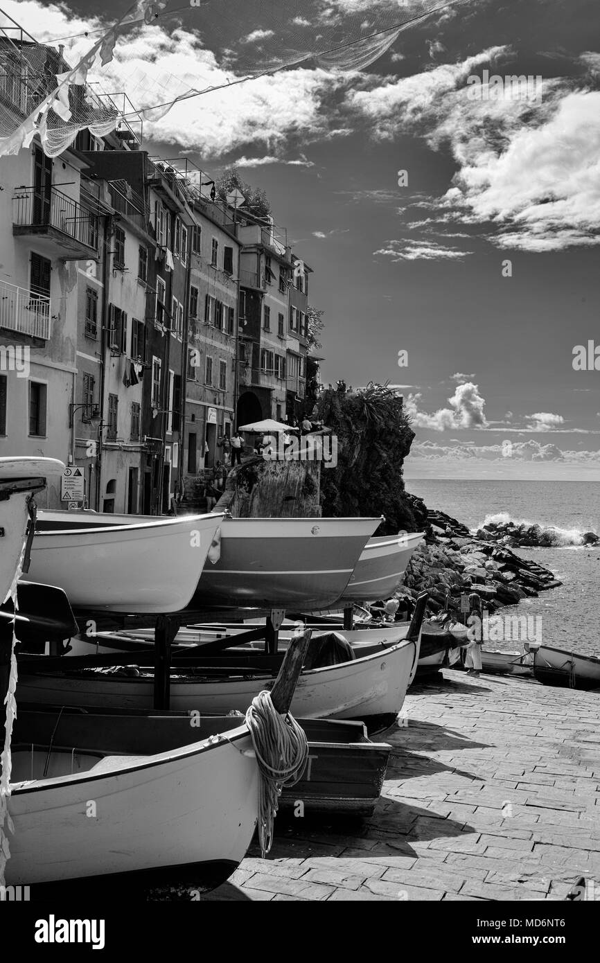Via di San Giacomo et le petit port, Riomaggiore, Cinque Terre, la Ligurie. Version noir et blanc. Banque D'Images