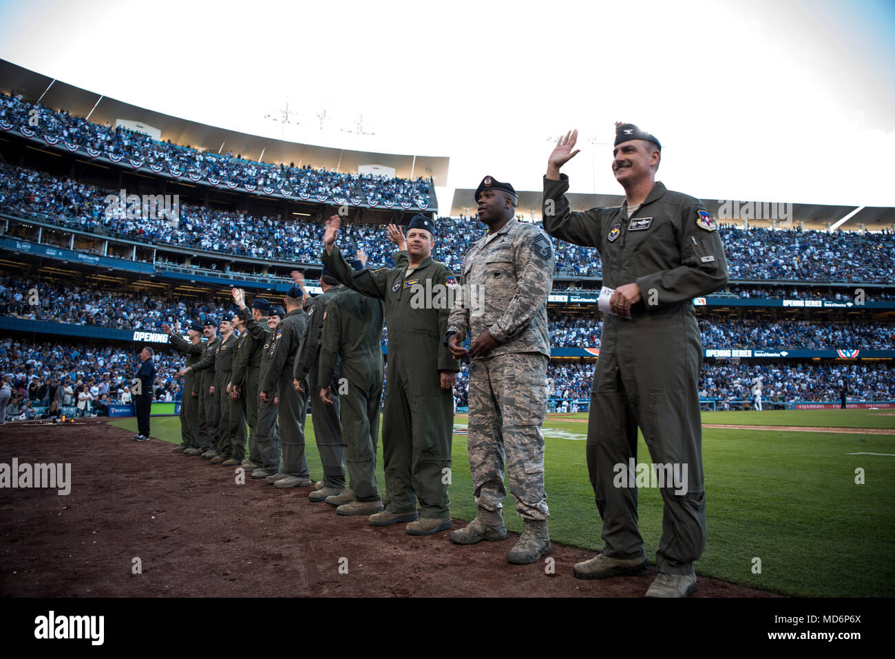 Les membres de la 71e Escadre d'entraînement au vol (FTW), Vance Air Force Base, Ok., marcher sur le stade Dodger's d'être salué après opérations de survol, le 29 mars 2018, Los Angeles, Californie Les membres de la 71e FTW ont été choisie pour effectuer les opérations de survol pour démarrer la saison pour les Dodgers de Los Angeles. (U.S Air Force par Tech. Le Sgt. Erik Cardenas) Banque D'Images