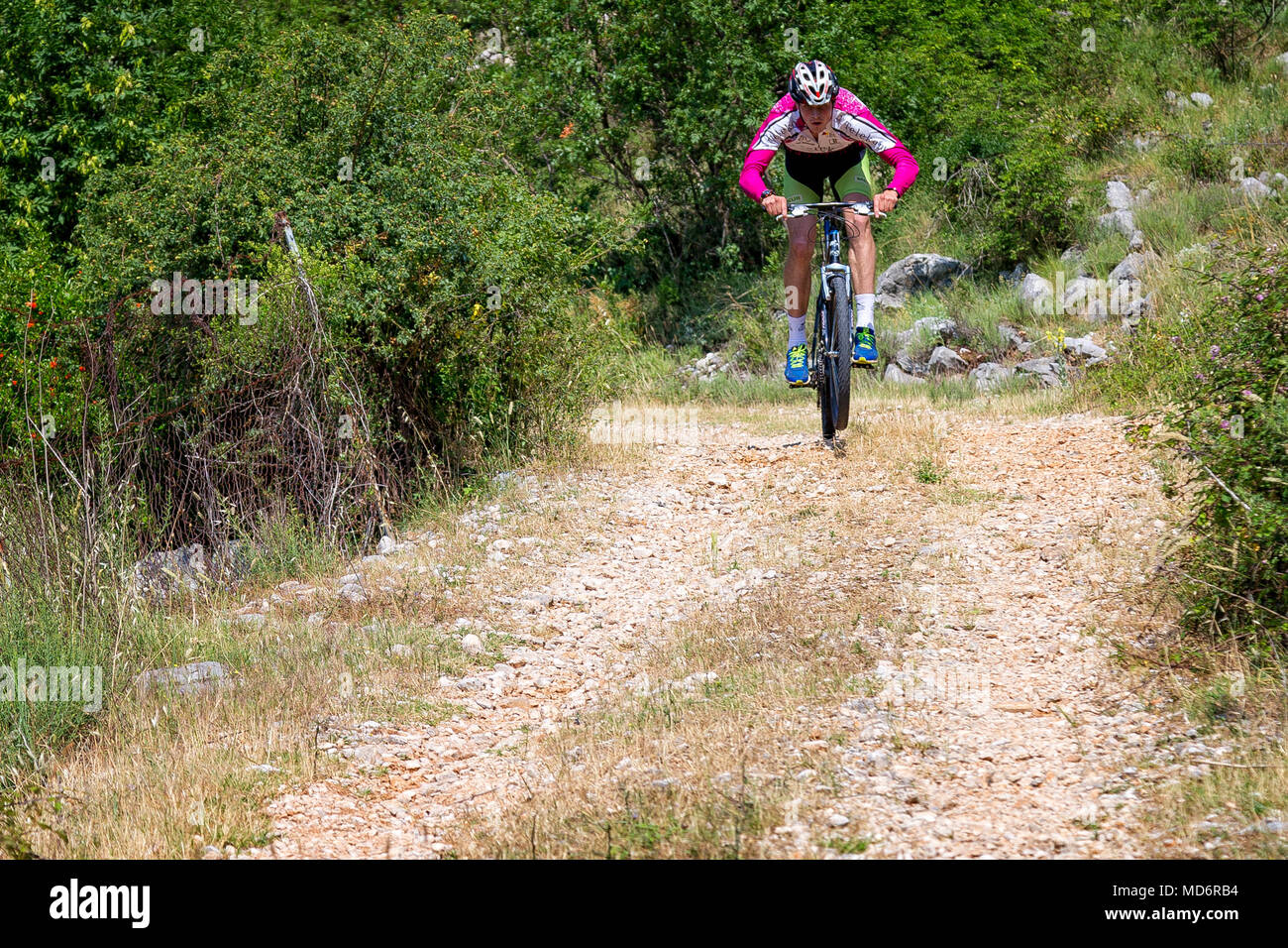 Mountain biker ride sur un arrière-pays au cours de la route Za Sirac Sira, course de descente à Trebinje, Bosnie-et-Herzégovine. Banque D'Images