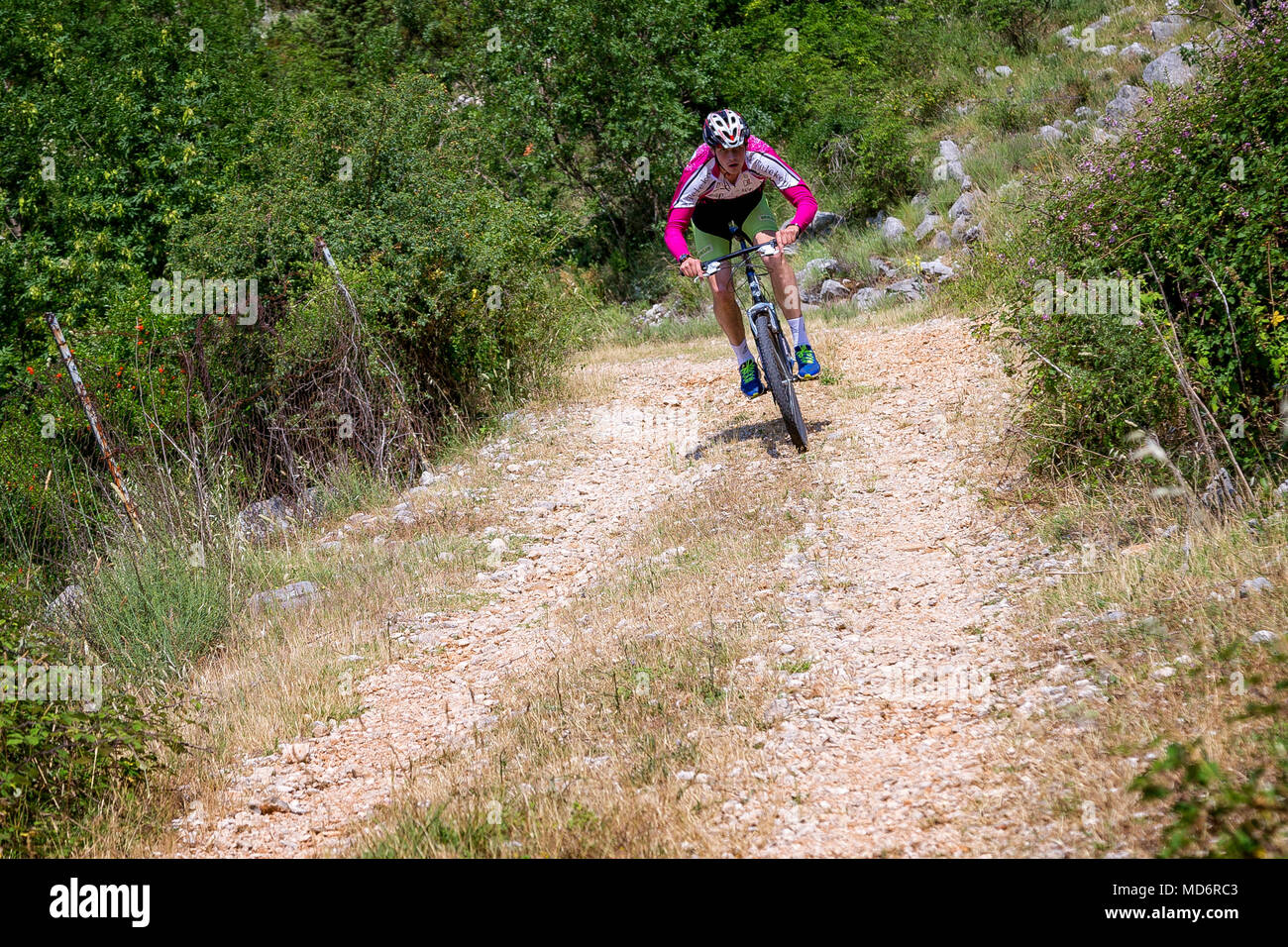 Mountain biker ride sur un arrière-pays au cours de la route Za Sirac Sira, course de descente à Trebinje, Bosnie-et-Herzégovine. Banque D'Images
