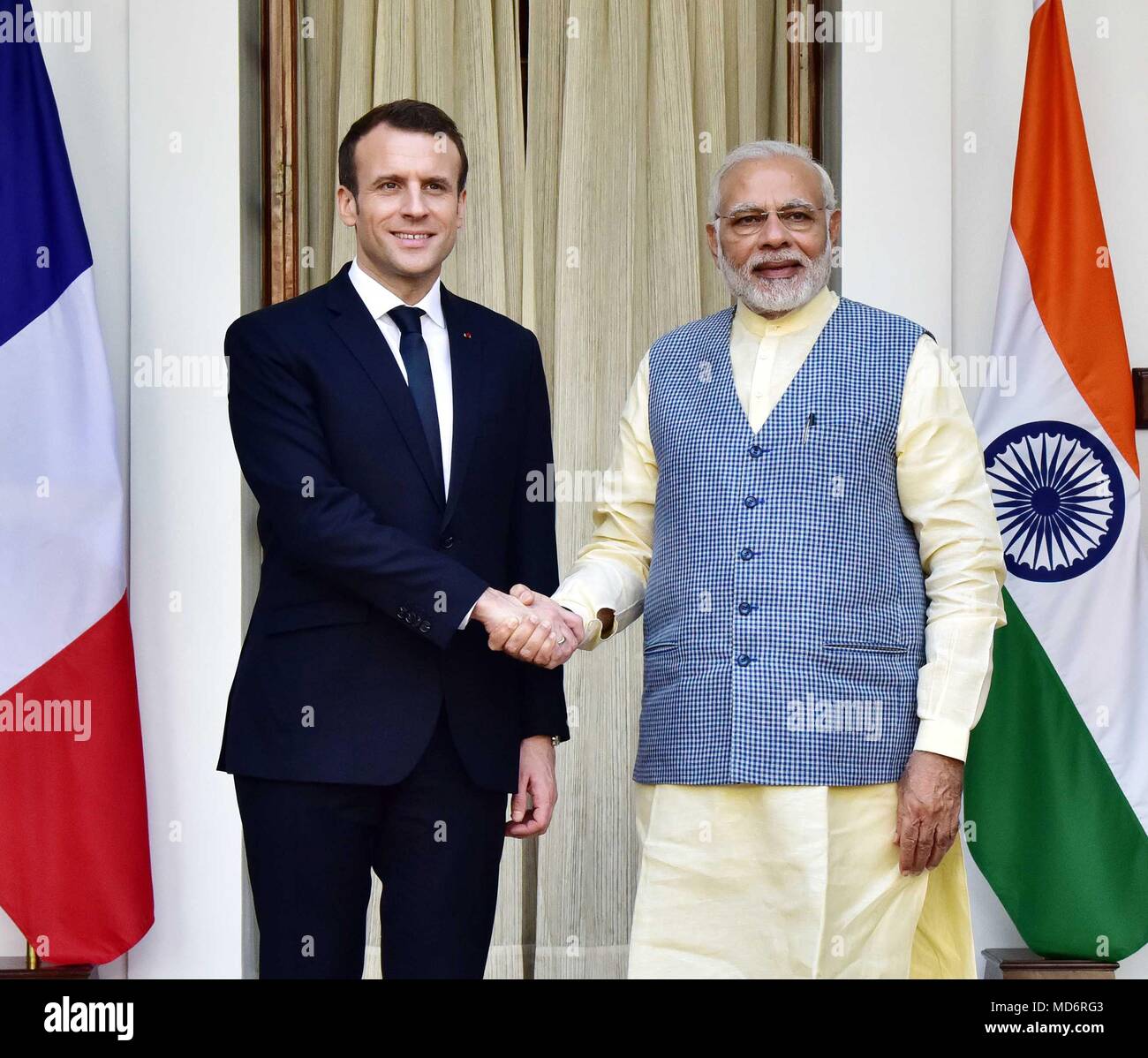 Le Premier Ministre indien Narendra Modi, droite se félicite le président français Emmanuel Macron, gauche, à Hyderabad House avant de réunions bilatérales, 10 mars 2018 à New Delhi, en Inde. Banque D'Images