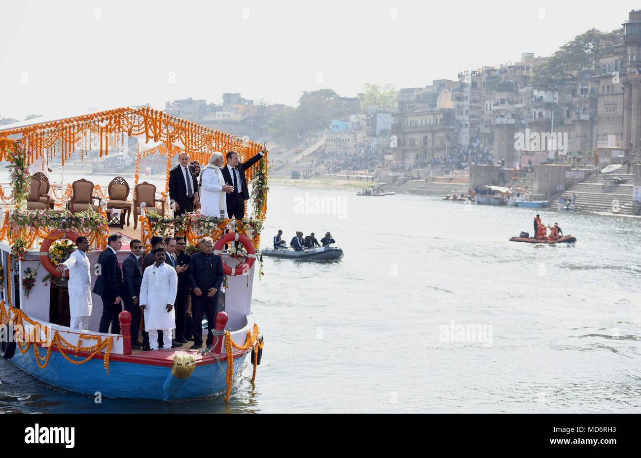 Le Premier Ministre indien Narendra Modi, centre, donne le président français Emmanuel Macron, droite, une visite en bateau du Gange et les ghats le 12 mars 2018, à Varanasi, Uttar Pradesh, Inde. Banque D'Images