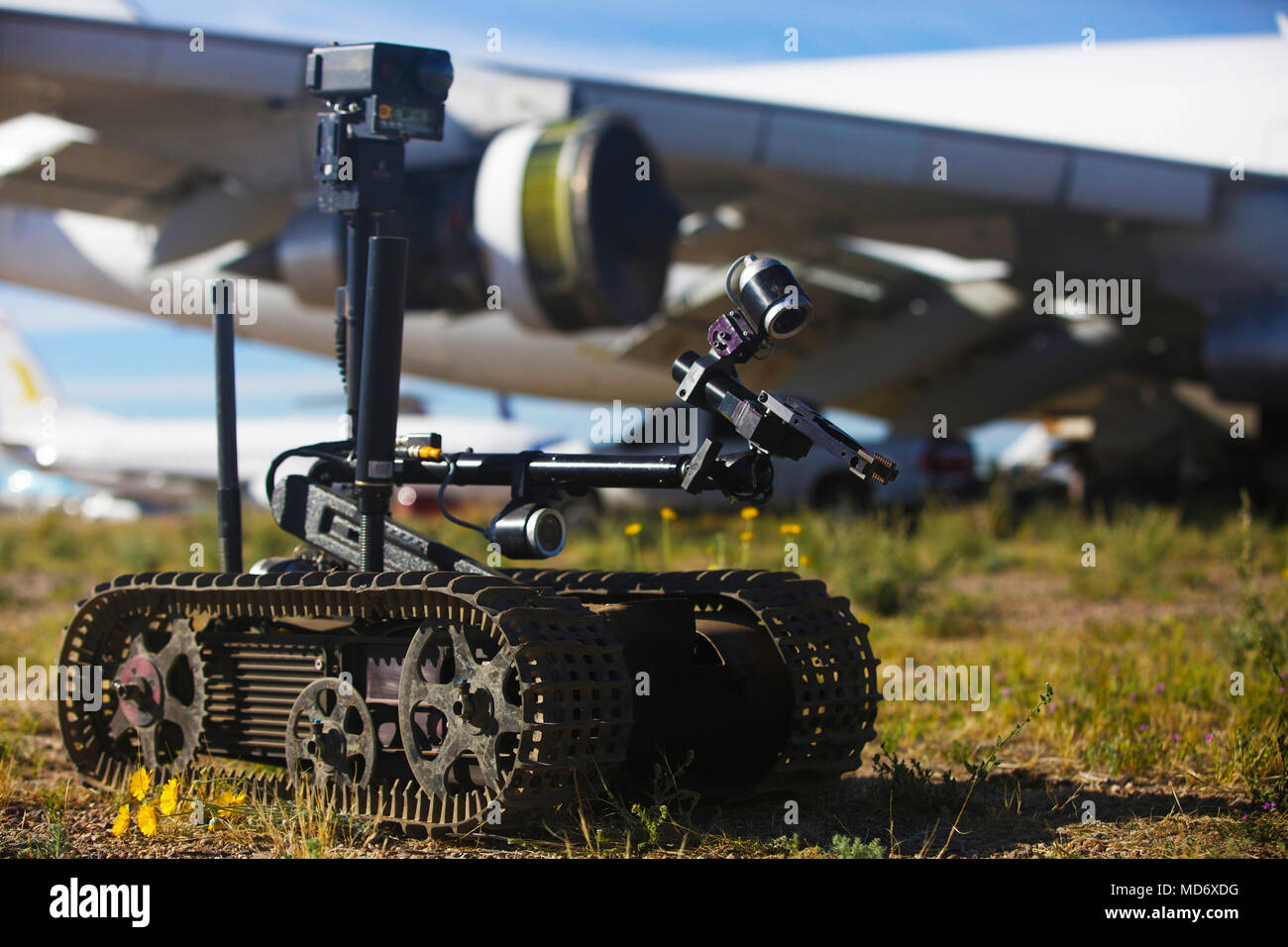 Un robot, du candidat à participer à la défi des corbeaux, attend de faire un objectif à Pinal Airpark, Arizona, le 20 mars 2018. Les participants ont été testés sur leurs compétences pour l'élimination des explosifs. (U.S. Photo de l'armée par la FPC. Fausnaught Vincent.) Banque D'Images