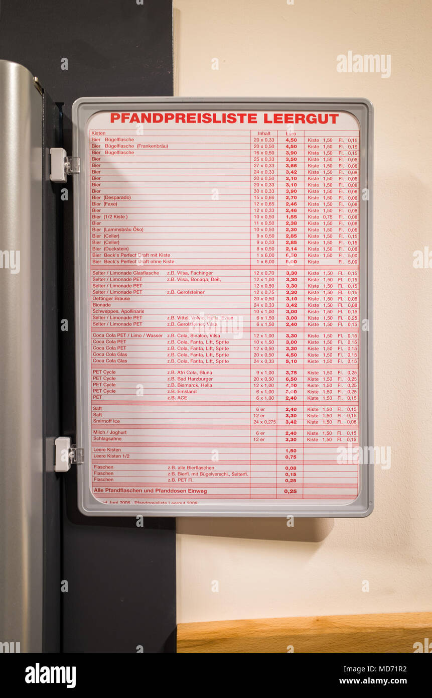 Le recyclage des bouteilles sur un supermarché allemand. Le client reçoit un bon de réduction de l'argent en échange de bouteilles de recyclage Banque D'Images