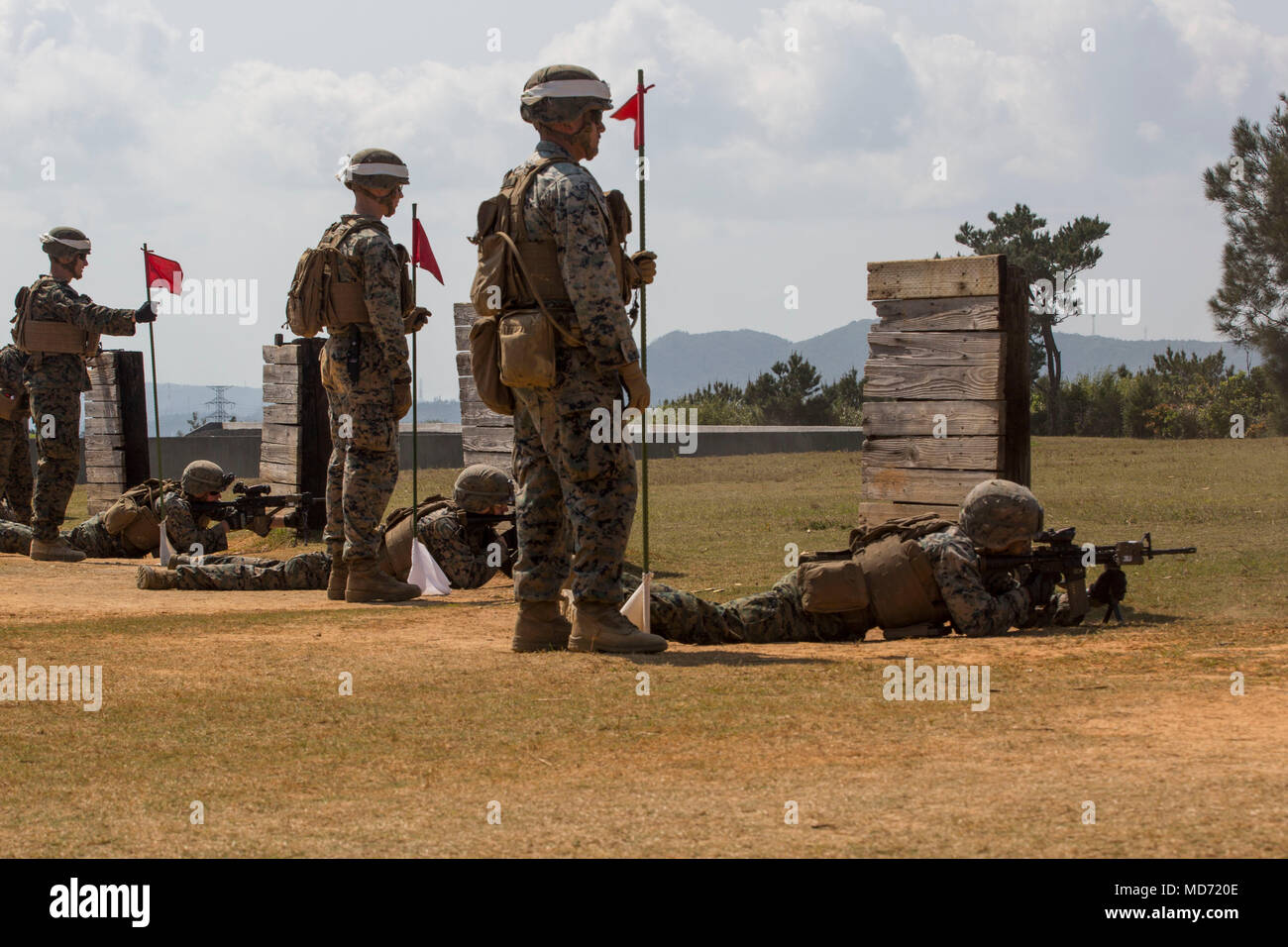CAMP HANSEN, Okinawa, Japon - Marines des États-Unis au cours de la pousse d'un échange de tir entre le Japon d'autodéfense au sol et les Marines à bord 14 mars Camp Hansen, Okinawa, Japon. Les exercices de tir à l'arrêt de l'équipe a évalué une rapidité, précision et esprit d'équipe capacités. L'éventail est large variété de cibles pop-up a permis aux tireurs sportifs à la pratique d'être au courant des limites latérales droite et gauche et engager des objectifs en équipe. (Photo par Marine américaine lance le Cpl. Tayler P. Schwamb) Banque D'Images