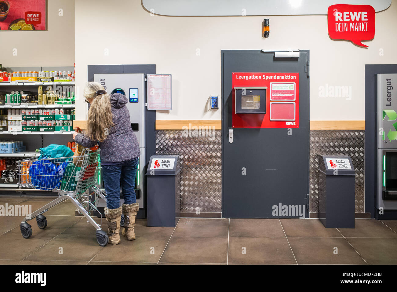 Le recyclage des bouteilles sur un supermarché allemand. Le client reçoit un bon de réduction de l'argent en échange de bouteilles de recyclage Banque D'Images