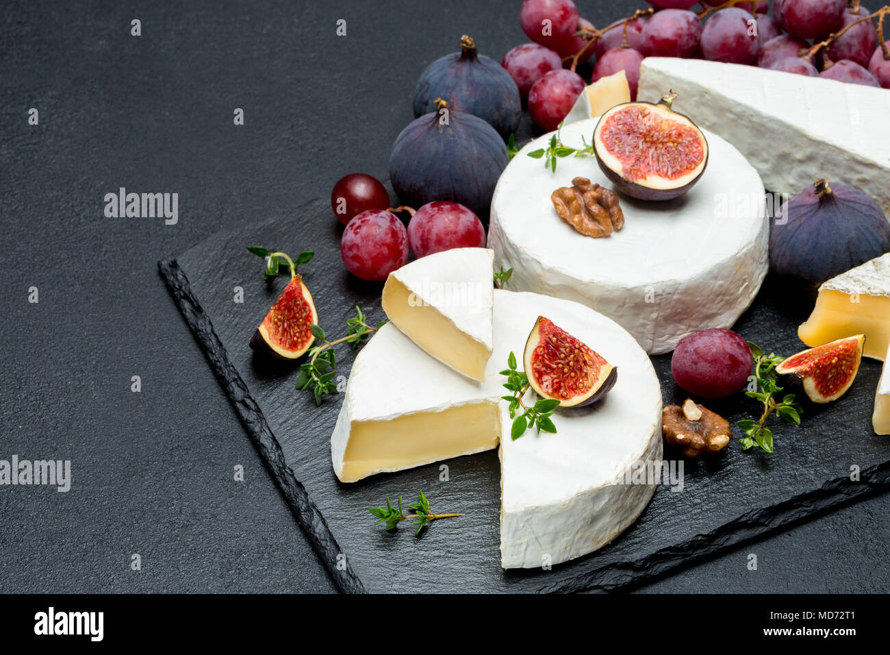 Camembert et de couper une tranche sur la pierre servant de sélection Banque D'Images