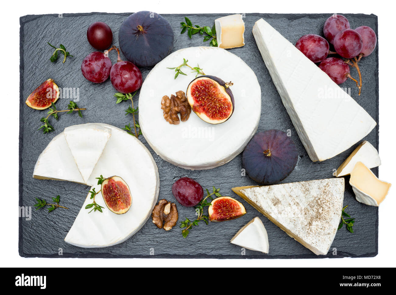 Camembert et de couper une tranche sur la pierre servant de sélection Banque D'Images