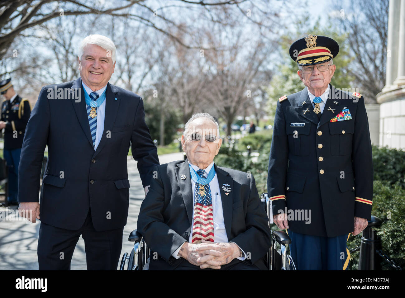 (À partir de la gauche) les bénéficiaires de la médaille d'honneur de l'Armée de l'ancien cps. 5 James McCloughan, ancien de l'armée américaine le Cpl. Ronald Rosser, et le lieutenant-colonel de l'Armée américaine à la retraite Charles bouilloires participer à une armée tous les honneurs Wreath-Laying sur la Tombe du Soldat inconnu pour commémorer la Journée de la médaille d'honneur au cimetière national d'Arlington, Arlington, Virginie, le 23 mars 2018. Le major-général Michael Howard, commandant du district militaire de Washington, et Karen Durham-Aguilera, directeur exécutif national de l'armée, les cimetières militaires, a accueilli les récipiendaires. (U.S. Photo de l'armée par Elizabeth Fraser / Nat Arlington Banque D'Images