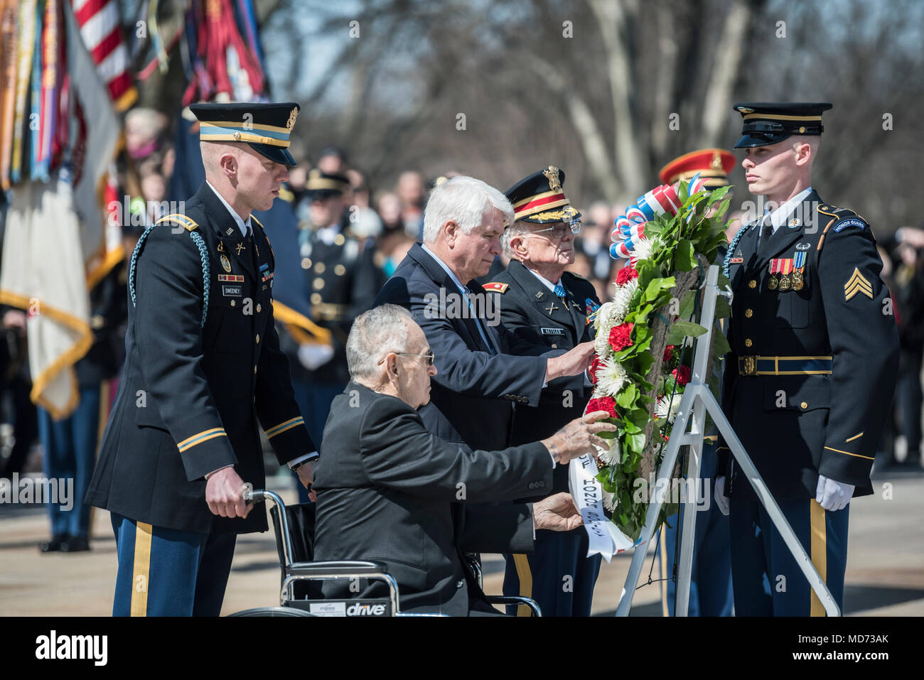 (À partir de la gauche) les bénéficiaires de la médaille d'honneur de l'armée américaine ex-Cpl. Ronald Rosser ; ancien U.S. Army SPC. 5 James McCloughan ; et le lieutenant-colonel de l'Armée américaine à la retraite Charles bouilloires participer à une armée tous les honneurs Wreath-Laying sur la Tombe du Soldat inconnu pour commémorer la Journée de la médaille d'honneur au cimetière national d'Arlington, Arlington, Virginie, le 23 mars 2018. Le major-général Michael Howard, commandant du district militaire de Washington, et Karen Durham-Aguilera, directeur exécutif national de l'armée, les cimetières militaires, a accueilli les récipiendaires. (U.S. Photo de l'armée par Elizabeth Fraser / Nat Arlington Banque D'Images