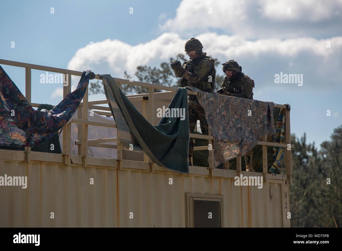 Les Marines néerlandaise avec 32e Escadron Raid, effacer un toit au cours des opérations militaires sur un terrain urbain de l'entraînement à Camp Lejeune, en Caroline du Nord, le 23 mars 2018. Marines avec 2e bataillon de police militaire du peloton, chien de travail, intégré à la marine néerlandaise en tant qu'actif pour rechercher des dispositifs explosifs de circonstance, caches d'armes, et des compartiments cachés. 2e bataillon des Marines avec le procéder chaque année à l'entraînement avec la marine néerlandaise pour accroître l'interopérabilité. (U.S. Marine Corps photo par le Cpl. Victoria Ross) Banque D'Images