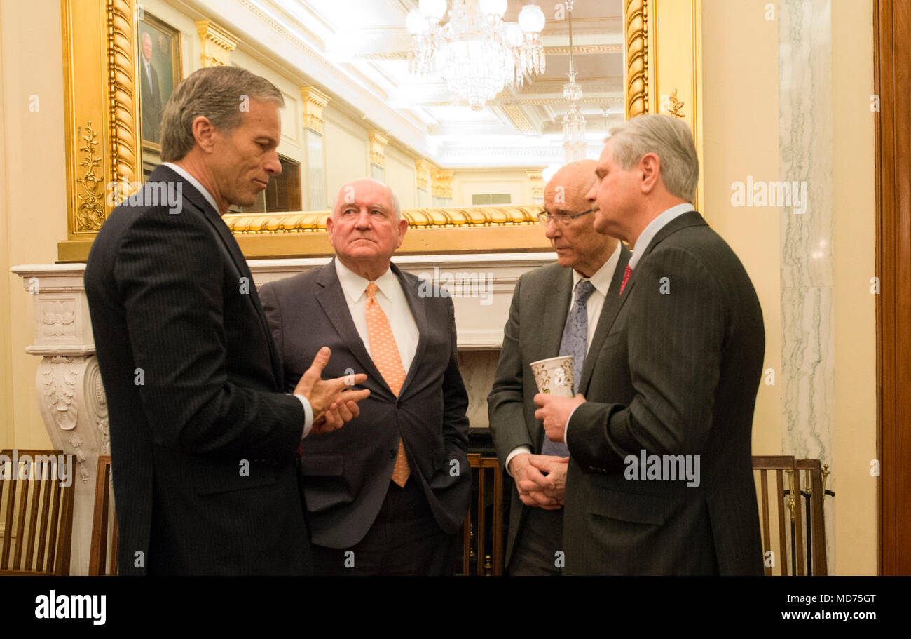 Secrétaire de l'Agriculture Sonny Perdue se réunit avec les dirigeants du comité sénatorial de l'agriculture sur la colline du Capitole le 18 mars 2018. Banque D'Images