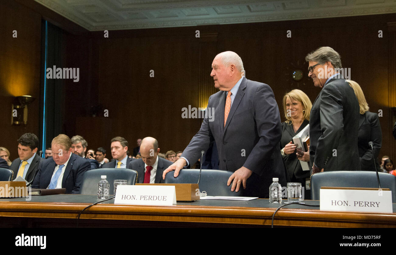 Le Secrétaire à l'agriculture américaine Sonny Perdue le long avec le Secrétaire Elaine Chao, département des Transports, Secrétaire Wilbur Ross, département du Commerce, secrétaire Alexander Acosta, département du Travail des États-Unis, Secrétaire, Rick Perry, ministère de l'Énergie des États-Unis témoignent devant le comité sénatorial sur le commerce, les sciences, et le transport sur la "Reconstruction d'infrastructures en Amérique latine : Perspectives de l'Administration." le mercredi 14 mars, 2018 à Washington, DC. Banque D'Images