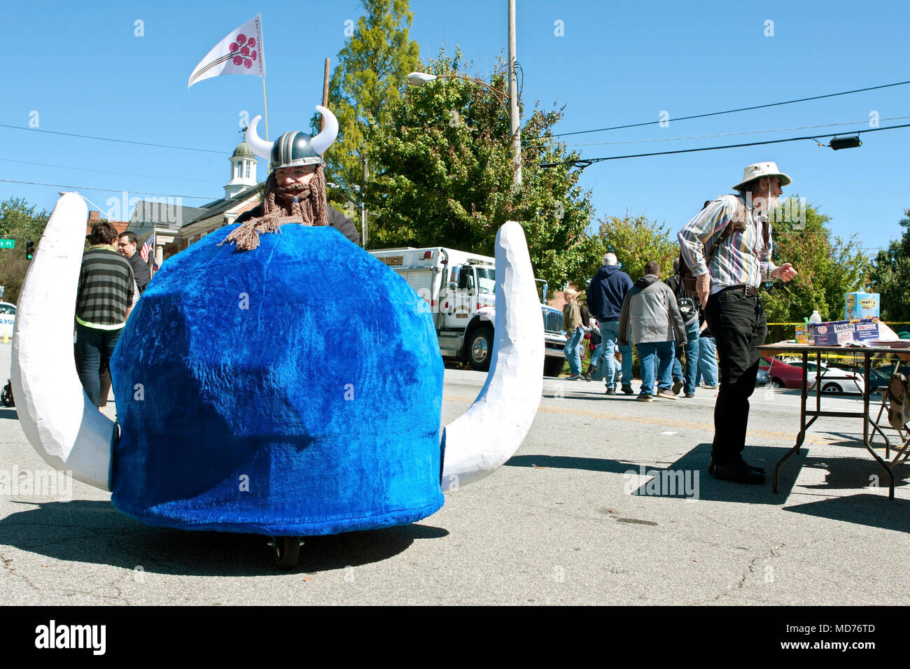 Un Casque viking motorisé la promotion du Berry College technology studies, erre dans les motifs de la Maker Faire annuelle le 4 octobre 2014 à Decatur, GA. Banque D'Images