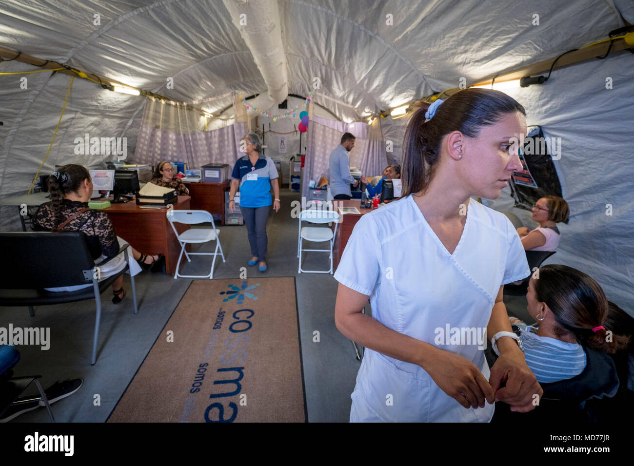 COSSMA San Lorenzo San Lorenzo en établissement médical, communication, est l'un des six centres de santé à Porto Rico. Après l'Ouragan Maria détruit le bâtiment principal, les fournisseurs ont été obligés de traiter les patients médicaux et sociaux à l'aide d'un abri et de deux remorques de type militaire pour répondre aux besoins de la communauté. Banque D'Images