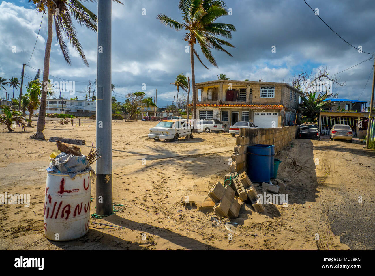 Comme la plupart des résidents de l'île, ceux qui vivent dans la ville côtière de Loiza, Puerto Rico se trouve toujours nettoyer après les tempêtes. Non seulement l'Ouragan Maria endommagé la ville, mais il a détruit les barrières naturelles qui empêchent les eaux de la hausse sans cesse et endommager les routes de la côte. Banque D'Images
