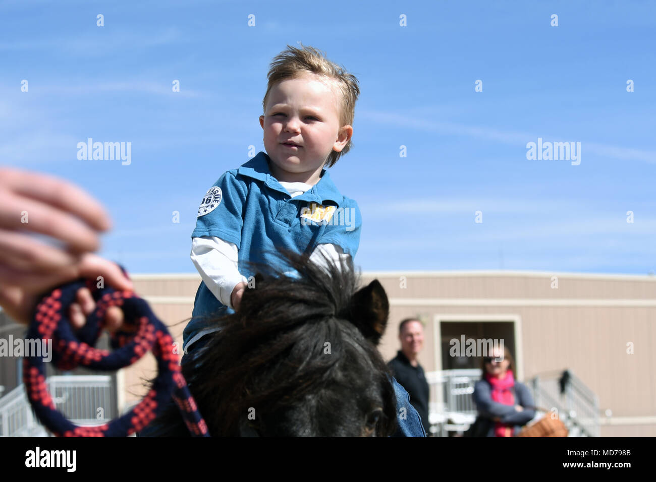 Testeur de Chase, 3 manèges, un poney pendant que ses parents montre lors de la 50e Escadron de soutien de la Force's Spring Fling événement à Schriever Air Force Base, Colorado, le 24 mars 2018. Animaux en vedette à l'événement comprenait des chevaux, moutons, un âne et un lama. (U.S. Air Force photo par Navigant de première classe William Tracy) Banque D'Images