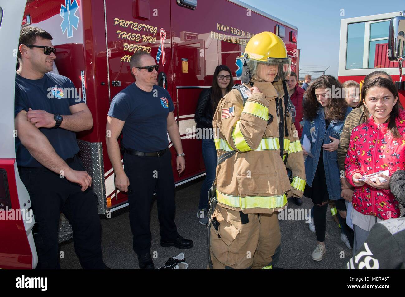 180328-N-BK435-0264 DEVESELU, Roumanie (30 mars 2018) Un élève de l'École de Deveselu, essaie sur l'équipement de lutte contre les incendies lors d'un Les relations communautaires (COMREL) Projet a tenu sur l'installation de soutien naval Deveselu. NSF Deveselu AAMDS et Roumanie sont situés dans la base militaire roumaine 99e et jouer un rôle clé dans la défense antimissile balistique en Europe orientale. (U.S. Photo par marine Spécialiste de la communication de masse 1re classe Jeremy Starr/libérés) Banque D'Images