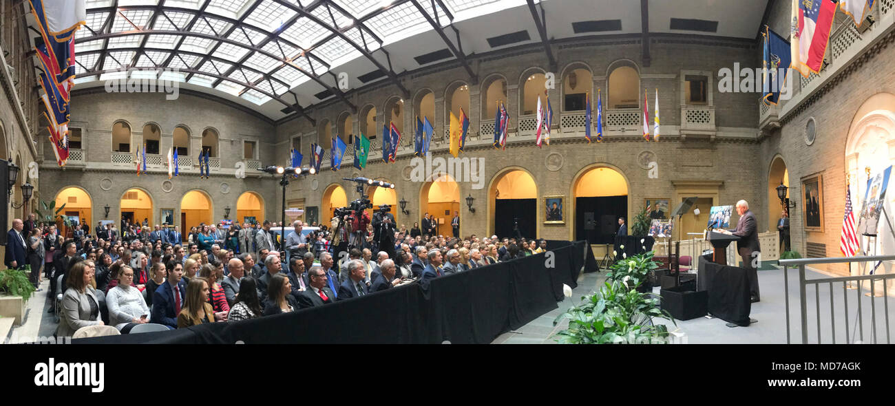 Secrétaire de l'Agriculture des États-Unis Sonny Perdue introduit Vice-président Mike Pence qui va commémorer la Journée nationale de l'Agriculture et prononce une allocution concernant le Président Donald J. Trump's National Ag Day Proclamation au ministère de l'Agriculture des États-Unis (USDA) siège à Washington, D.C., le 20 mars 2018. Banque D'Images