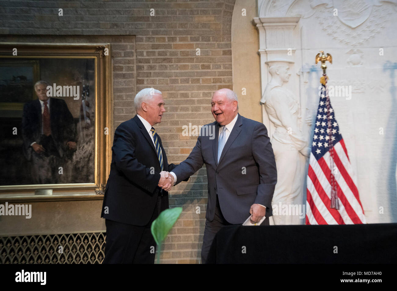 Vice-président Mike Pence commémore la Journée nationale de l'Agriculture et prononce une allocution concernant le Président Donald J. Trump's National Ag Day Proclamation au ministère de l'Agriculture des États-Unis (USDA) siège à Washington, D.C., le 20 mars 2018. Vice-président du réseau PENCE adresse inclut l'importance de l'agriculture et le respect de l'Amérique, les agriculteurs, les éleveurs et les forestiers, avec une reconnaissance particulière de la jeunesse. Banque D'Images