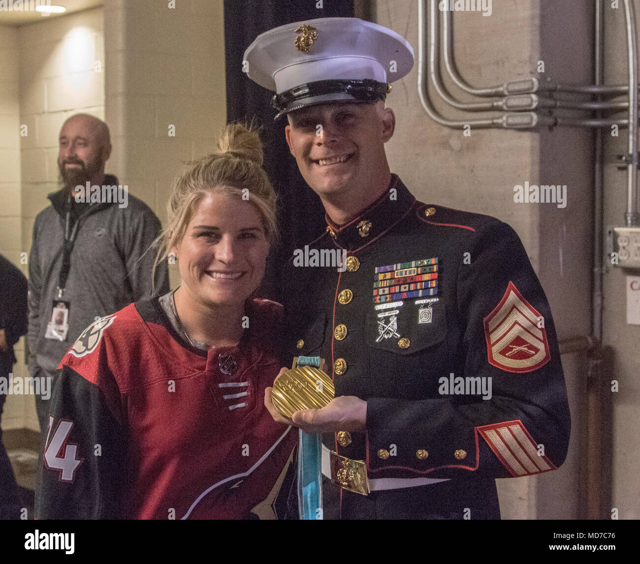 Le s.. Sean Kaspar, un sous-officier responsable de Recrutement avec Phoenix, pose avec Brianna Decker, membre de l'équipe de hockey, au cours d'un match de hockey des Coyotes de l'Arizona sur Mars 31,2018 à la Gila River Arena, Glendale, Arizona), AZ. Kaspar a été nommé le membre de service le jeu.(U.S. Marine Corps photo par le Sgt. Alvin Pujols) Banque D'Images