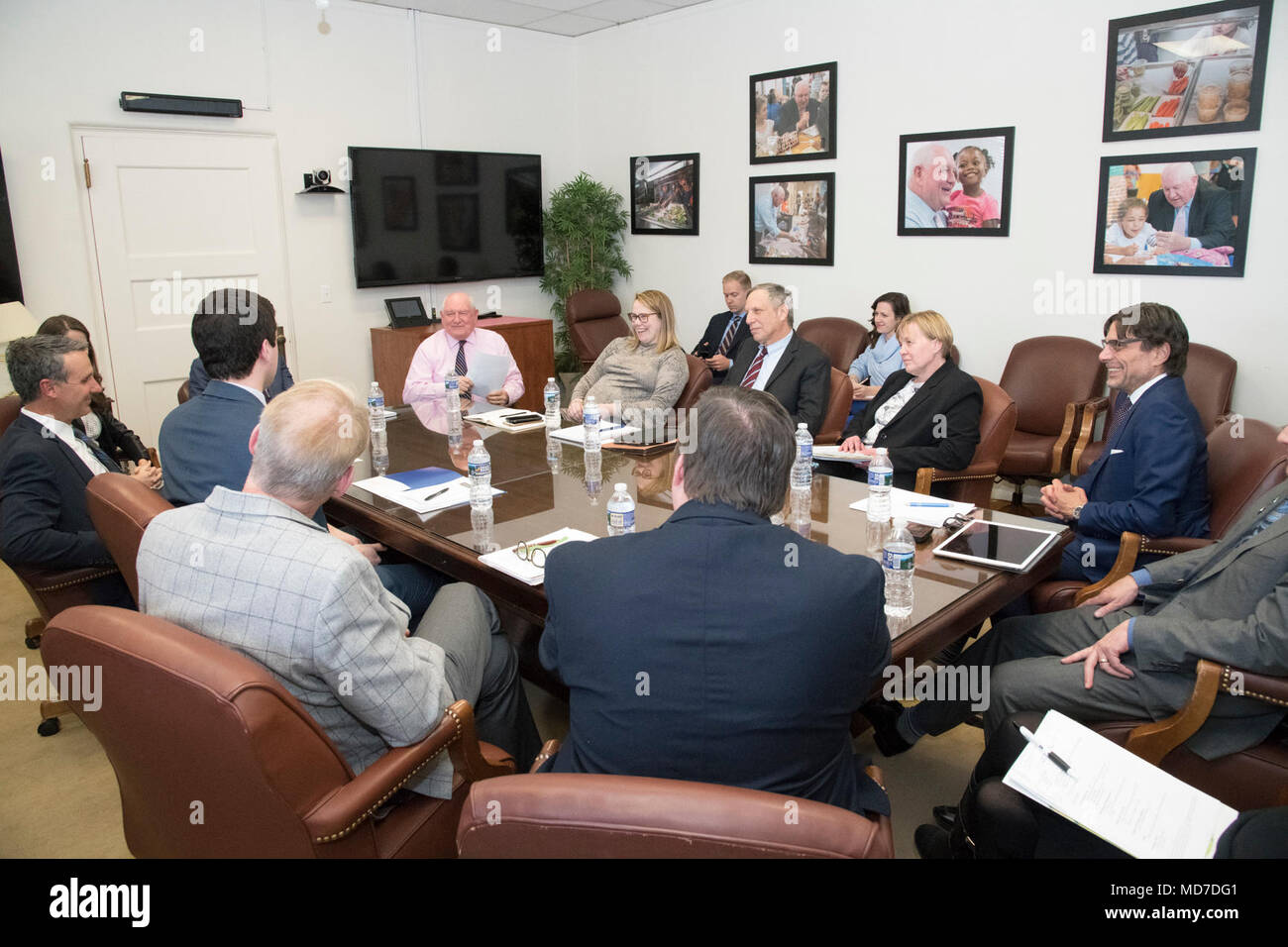 Commodité de ses parties prenantes l'occasion de parler à la secrétaire de l'Agriculture Sonny Perdue quand il fait une visite surprise aux sous-secrétaire adjoint par intérim pour l'alimentation, de la nutrition et des Services aux consommateurs Brandon Lipps' rencontre avec le Service de l'alimentation et de la nutrition (FNS), les dirigeants et l'Association nationale des magasins de proximité dans le département américain de l'Agriculture (USDA), Washington, D.C., le 22 mars 2018. Les parties prenantes représentent de grandes et petit dépanneur des groupes de partout au pays qui participent au programme d'aide à la nutrition supplémentaire (SNAP). Aujourd'hui, le Banque D'Images