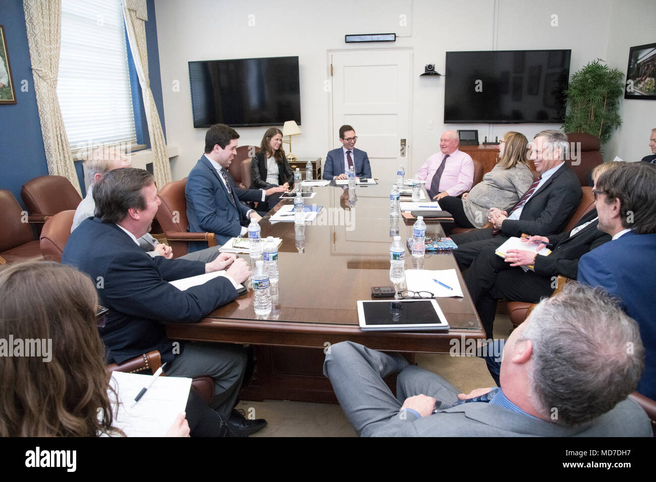 Commodité de ses parties prenantes l'occasion de parler à la secrétaire de l'Agriculture Sonny Perdue quand il fait une visite surprise aux sous-secrétaire adjoint par intérim pour l'alimentation, de la nutrition et des Services aux consommateurs Brandon Lipps' rencontre avec le Service de l'alimentation et de la nutrition (FNS), les dirigeants et l'Association nationale des magasins de proximité dans le département américain de l'Agriculture (USDA), Washington, D.C., le 22 mars 2018. Les parties prenantes représentent de grandes et petit dépanneur des groupes de partout au pays qui participent au programme d'aide à la nutrition supplémentaire (SNAP). Aujourd'hui, le Banque D'Images