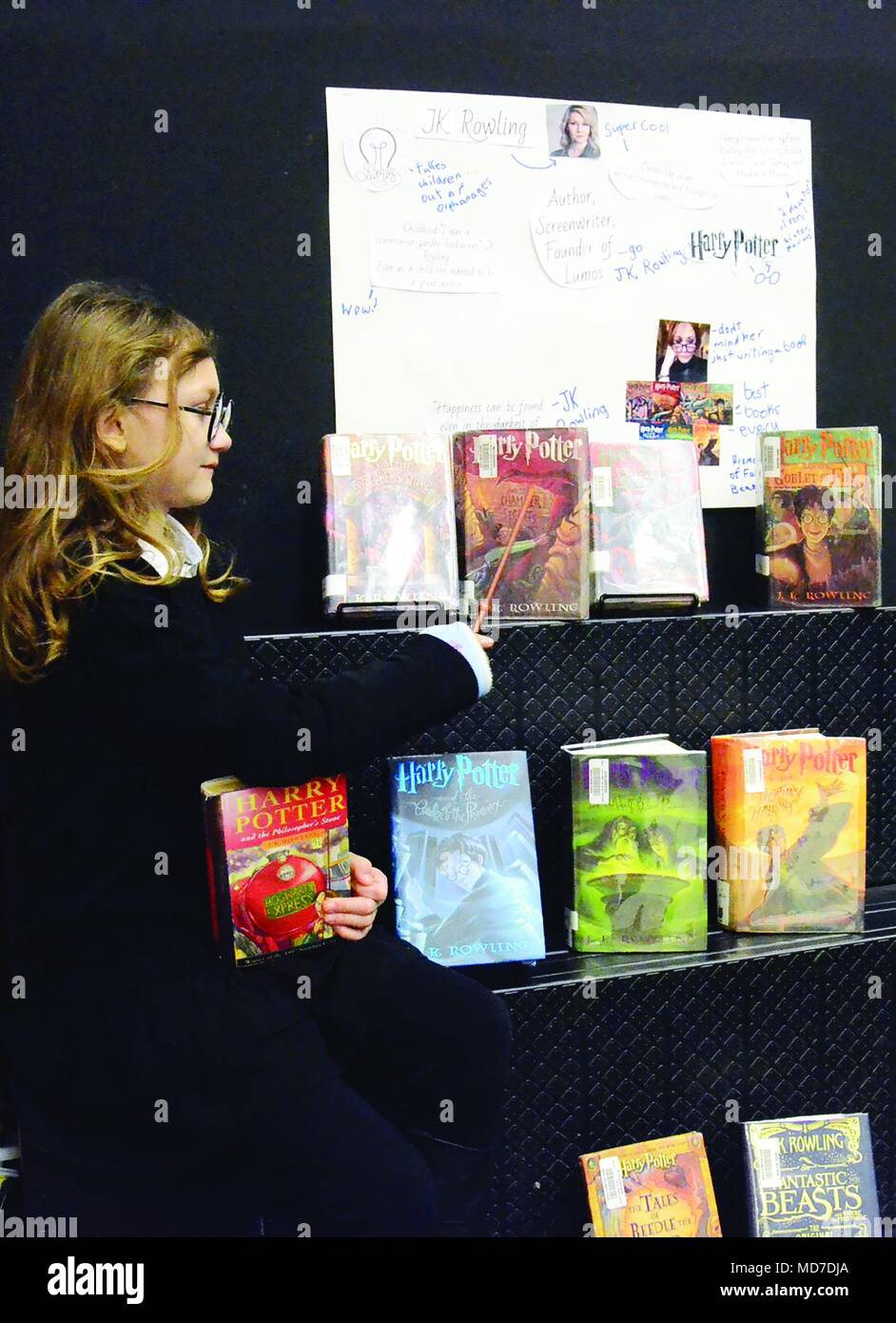 VICENZA, Italie - Cinquième niveleuse-Géorgie Hess, déguisé en Harry Potter, ses points livre préféré "Harry Potter et la Chambre des Secrets" par Rowling. Hess a dit qu'elle choisi Rowling parce que ses histoires sont une source d'inspiration. Banque D'Images