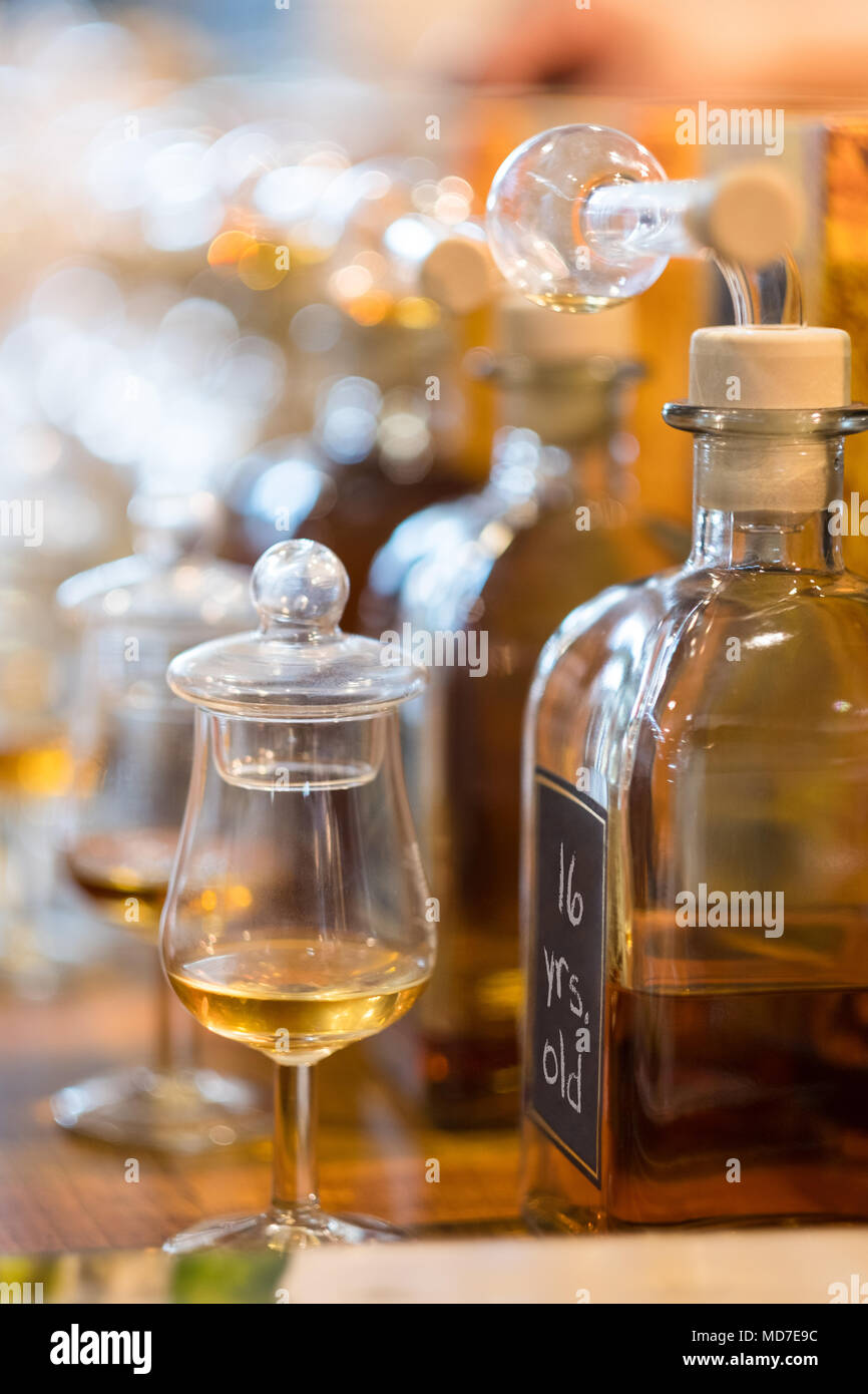 Dégustation de whisky ou whiskey bouteilles de verres le bocal est