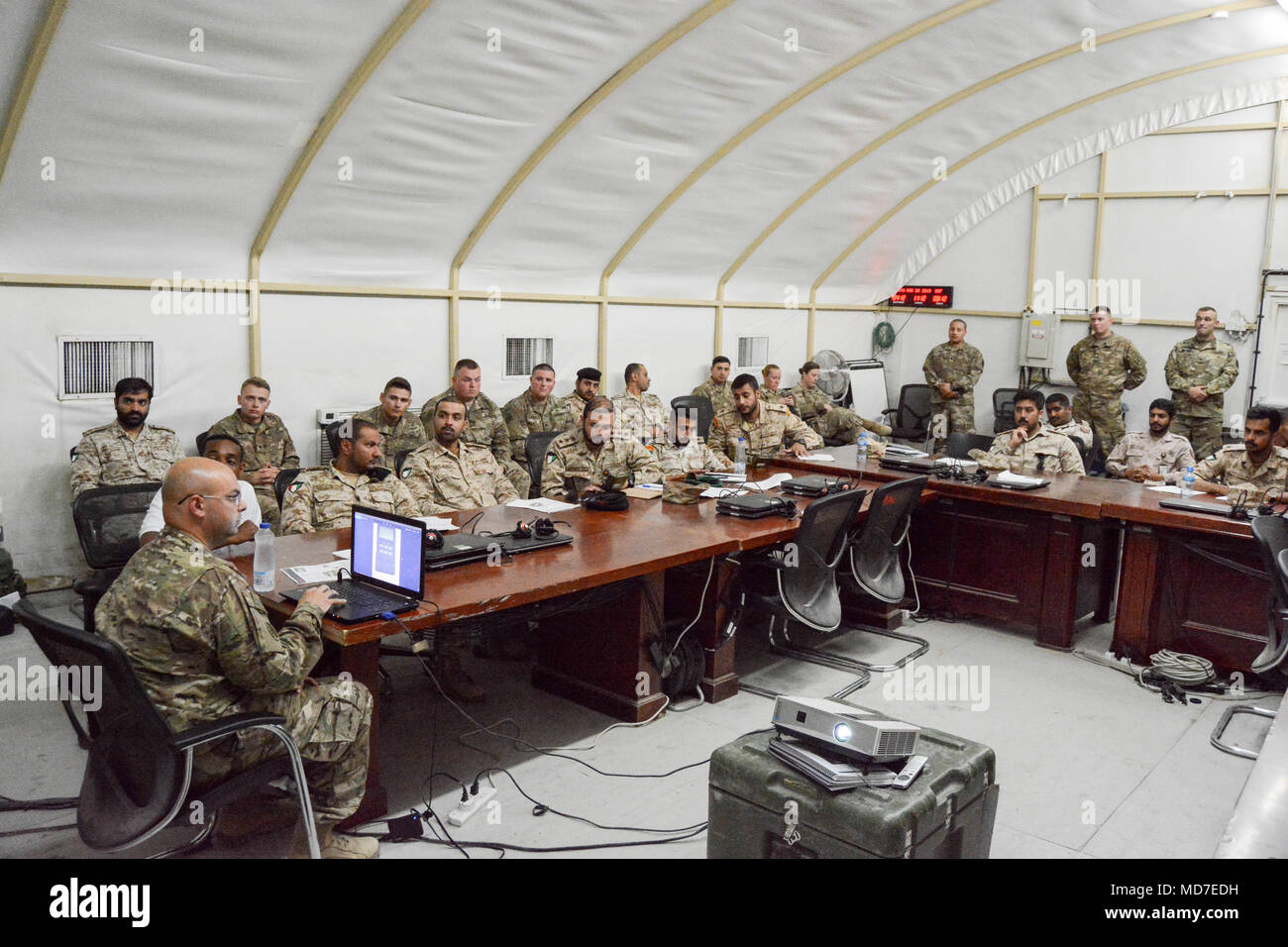 CAMP ARIFJAN, au Koweït - plus de 40 produits chimiques, biologiques, radiologiques et nucléaires (CBRN) militaires ont participé à un exercice de formation mixte qui comprenait l'instruction sur l'utilisation de l'UN/UDR-14 pocket radiac set. La poche radiac set est conçu pour détecter et mesurer les retombées de rayonnement nucléaire, la contamination radiologique, et des détonations nucléaires. La formation a eu lieu du 25 au 29 mars. Les soldats de l'armée américaine ont échangé des informations au sujet de l'UN/UDR-14 avec des soldats avec le Koweït Forces terrestres (KLF) armes de destruction massive (ADM) Bataillon. L'armée américaine et de soldats tirés l'un l'autre KLF's Banque D'Images