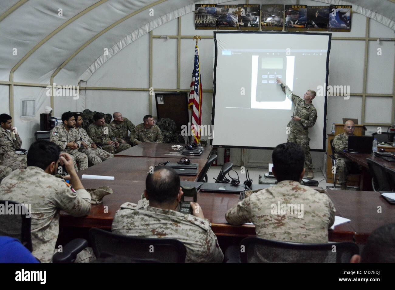 CAMP ARIFJAN, au Koweït - plus de 40 produits chimiques, biologiques, radiologiques et nucléaires (CBRN) militaires ont participé à un exercice de formation mixte qui comprenait l'instruction sur l'utilisation de l'UN/UDR-14 pocket radiac set. La poche radiac set est conçu pour détecter et mesurer les retombées de rayonnement nucléaire, la contamination radiologique, et des détonations nucléaires. La formation a eu lieu du 25 au 29 mars. Les soldats de l'armée américaine ont échangé des informations au sujet de l'UN/UDR-14 avec des soldats avec le Koweït Forces terrestres (KLF) armes de destruction massive (ADM) Bataillon. L'armée américaine et de soldats tirés l'un l'autre KLF's Banque D'Images