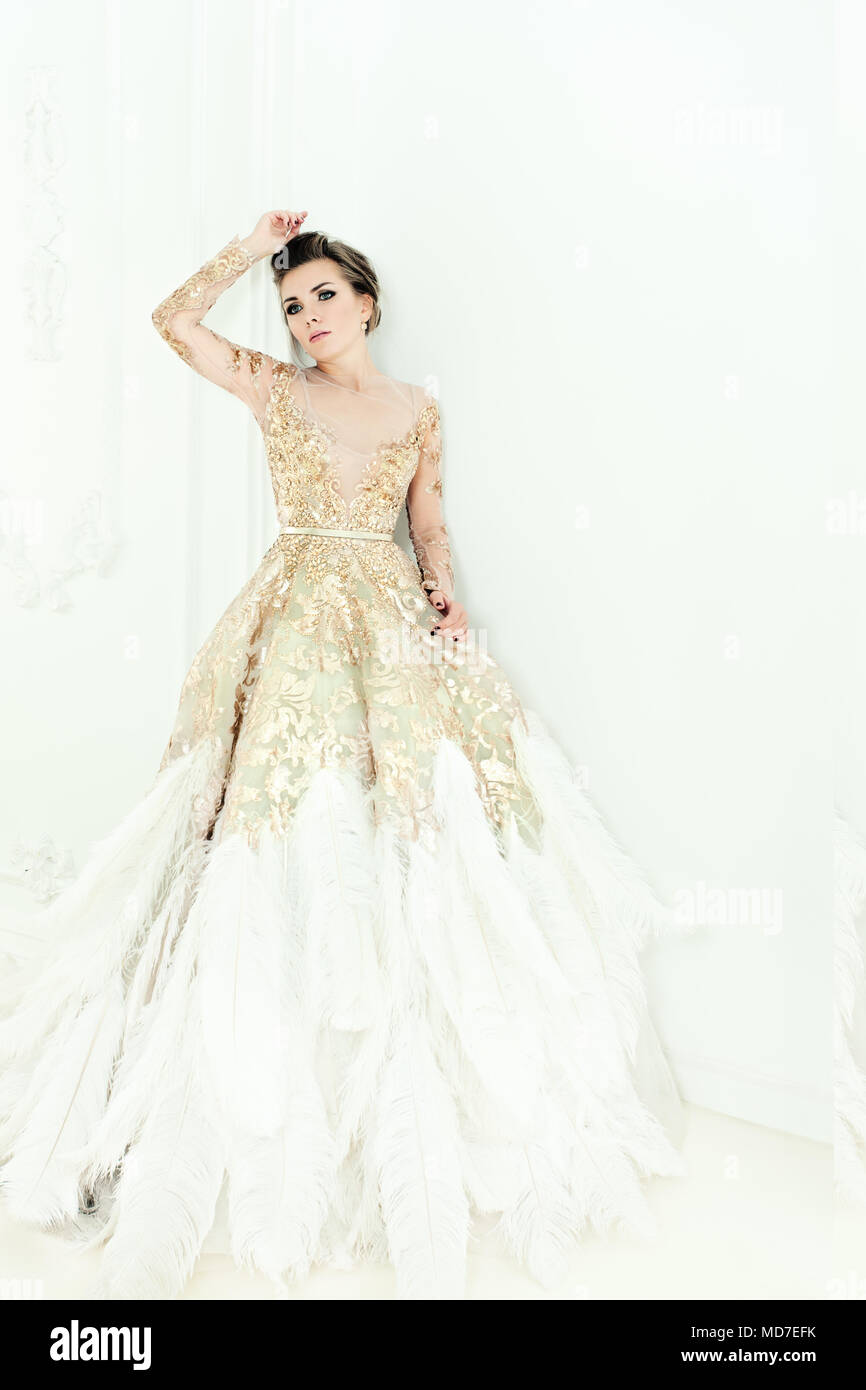 Femme élégante portant robe or De Luxe Banque D'Images