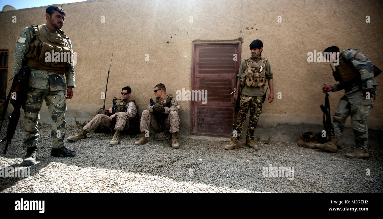 Les Marines américains avec la Force au sud-ouest (TFSW) et les policiers avec la 505ème étape Zone Police nationale afghane après un mouvement de 6e district sous administration centrale à Bost Kalay, Afghanistan, le 17 mars 2018. Le mouvement maritime avec TFSW conseillers a permis de créer des liens avec leurs homologues de la Défense nationale afghane et les forces de sécurité de renforcer l'unité, de la mission d'aider et de conseiller dans la province de Helmand. (U.S. Marine Corps photo par le Sgt. Sean J. Berry) Banque D'Images