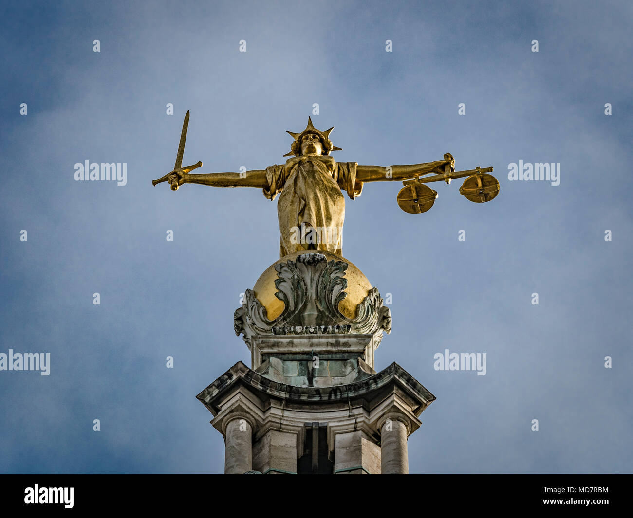 Statue en bronze de Dame Justice, exécuté par le sculpteur britannique F. W. Pomeroy. Une épée dans sa main droite et la balance de la justice dans sa main gauche. Banque D'Images