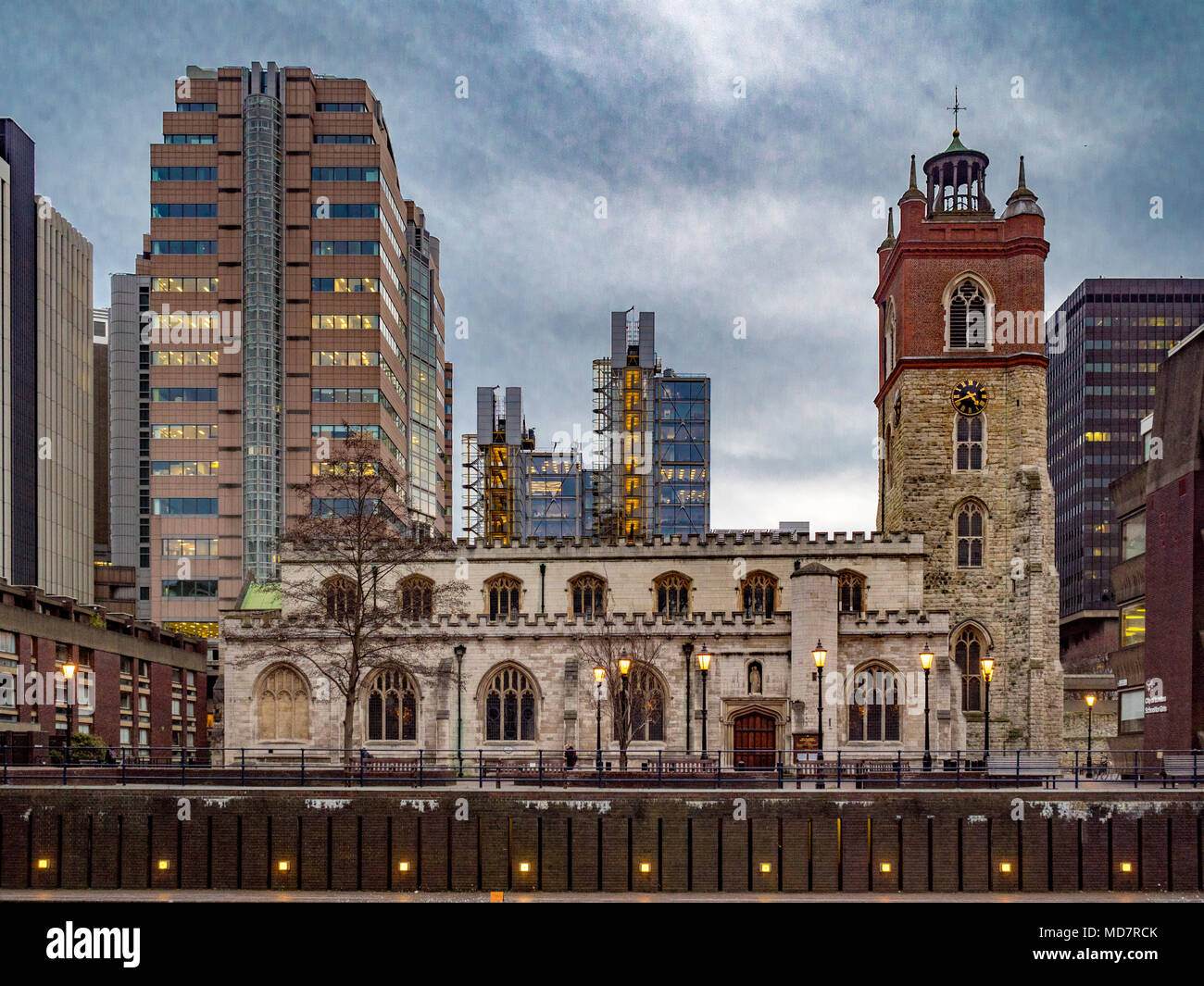 St Giles Cripplegate-sans-Eglise, Eglise d'Angleterre dans la ville de Londres, situé sur la rue de l'avancement à l'intérieur de la barbacane moderne complexe. Banque D'Images