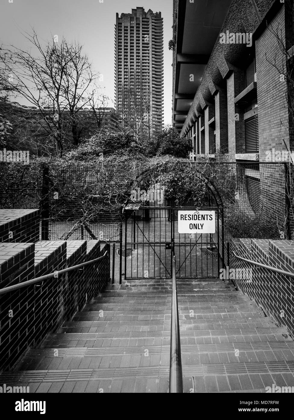 Les résidents seulement signe, Barbican Estate, Londres, Royaume-Uni, partie de la barbacane complexe. Banque D'Images