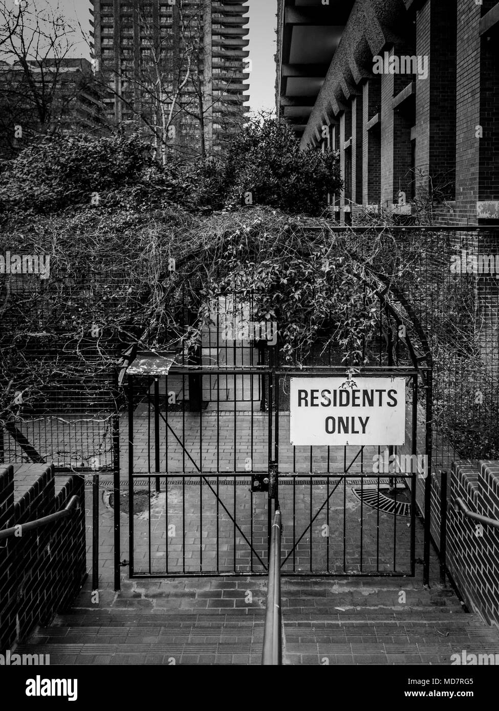 Les résidents seulement signe, Barbican Estate, Londres, Royaume-Uni, partie de la barbacane complexe. Banque D'Images
